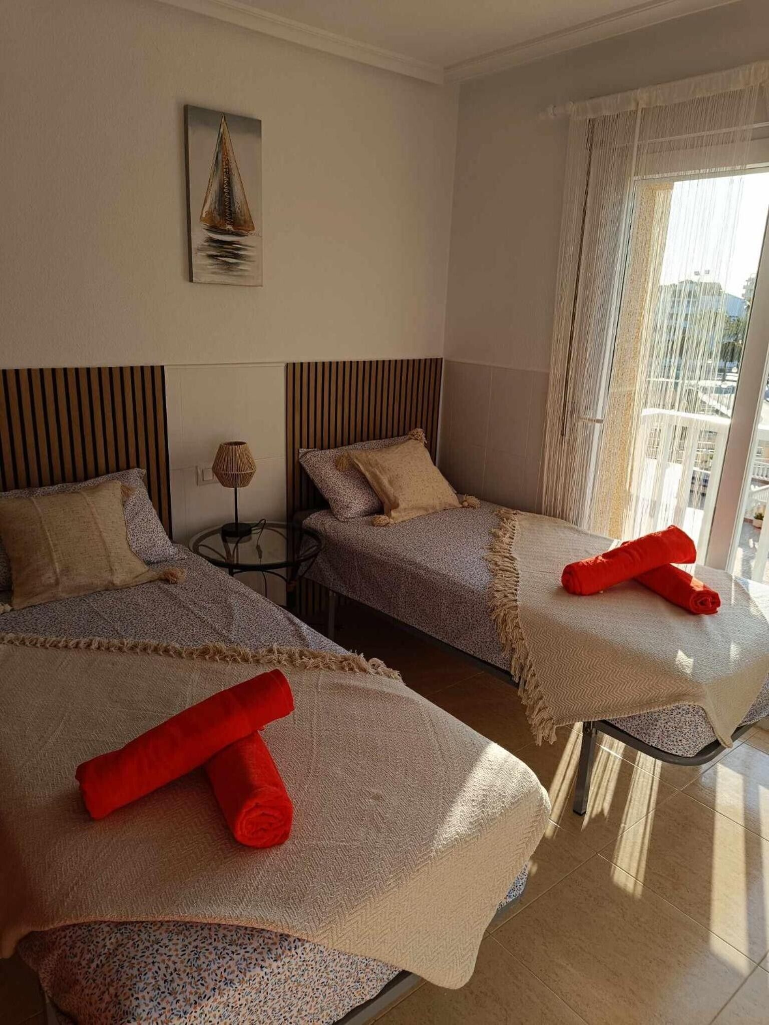 Tabla de planchar con plancha, wifi, ropa de cama