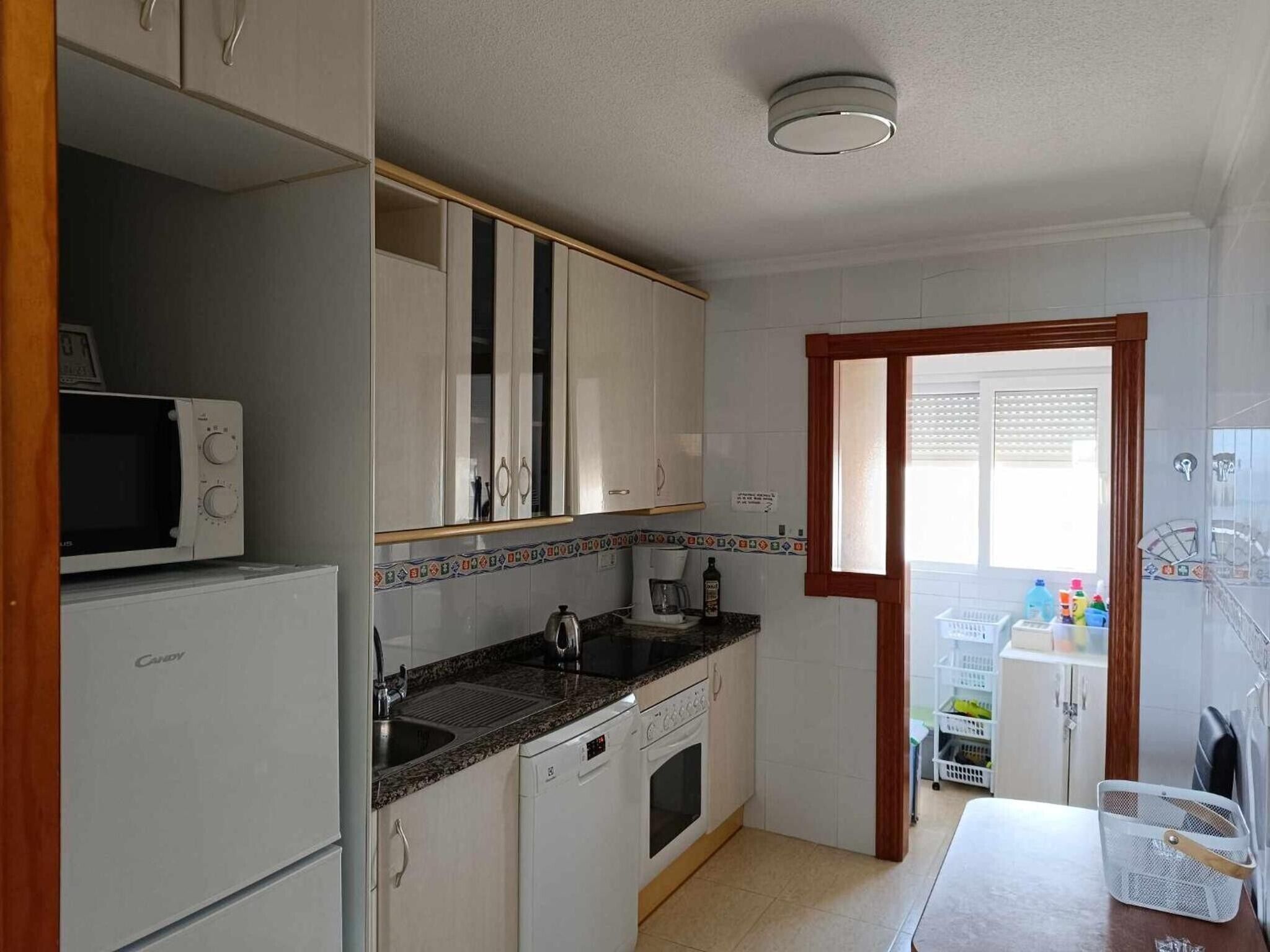 Wasserkocher mit Kaffee-/Teezubehör, Kühlschrank, Mikrowelle, Ofen