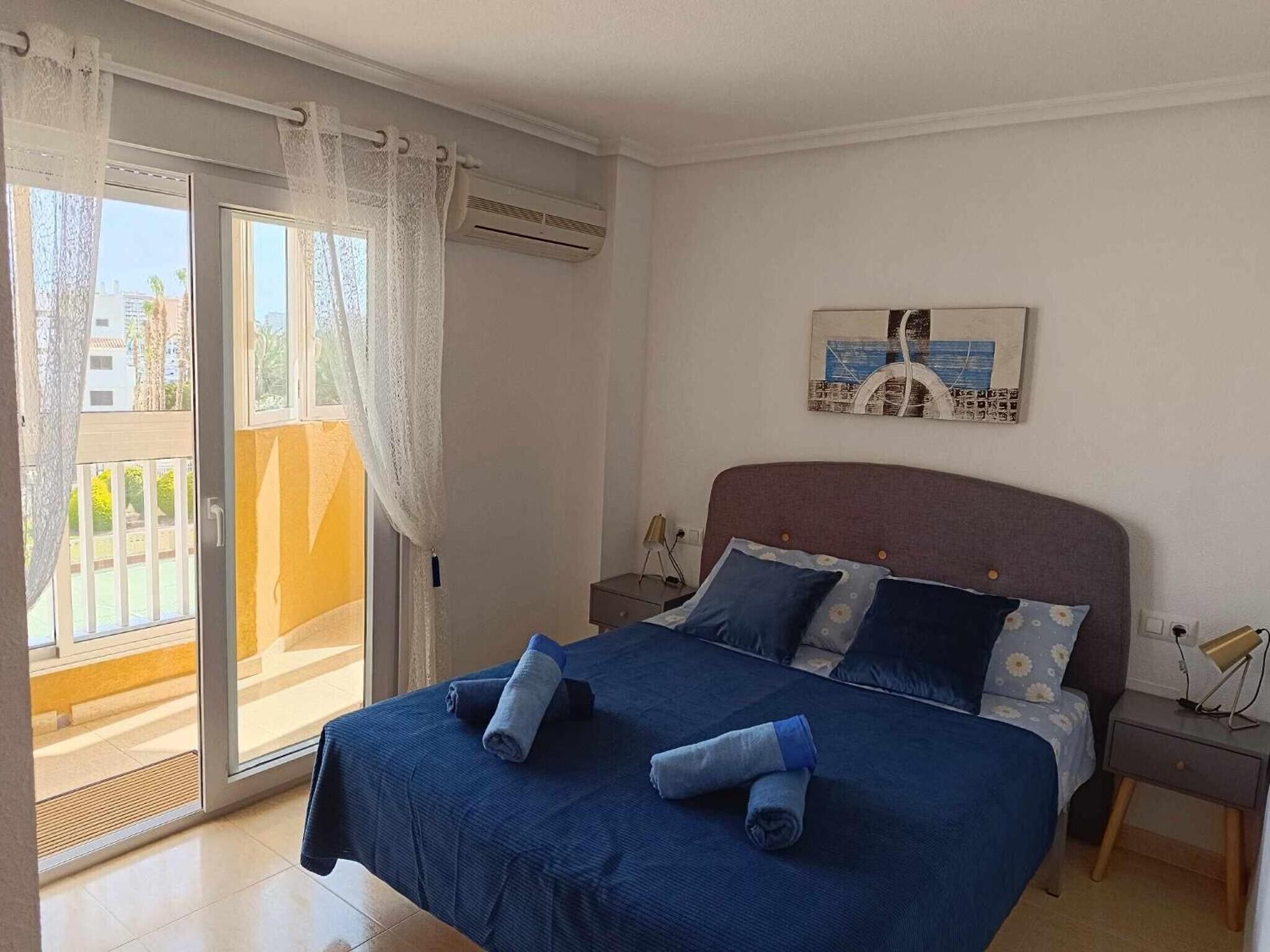 Tabla de planchar con plancha, wifi, ropa de cama