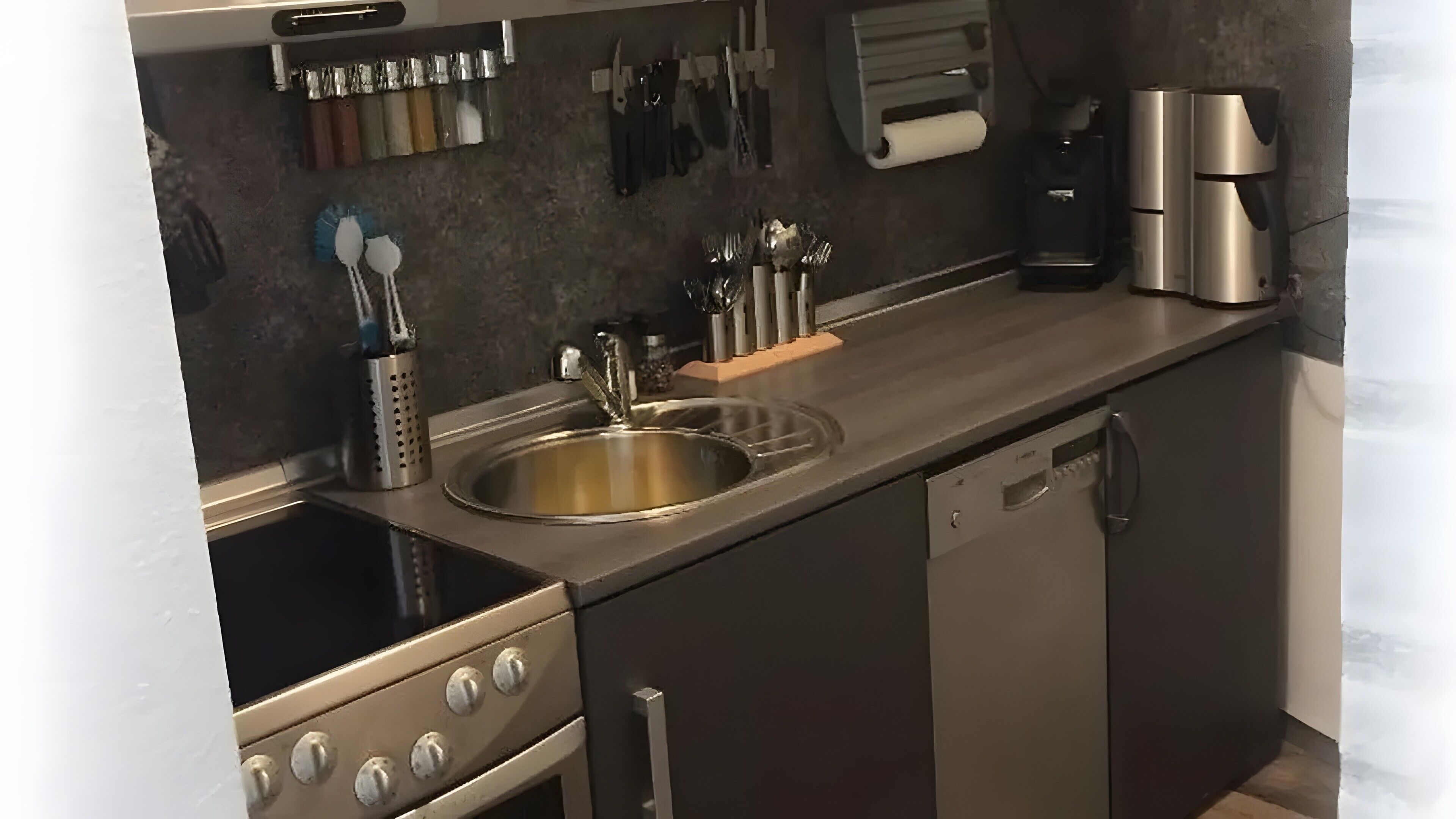 Een magnetron, een oven, een vaatwasser, een kinderstoel