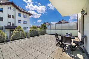 Outdoor dining - Turquoise Apartment | Large Terrace (Kraków)