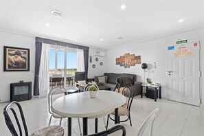 Dining - Alma&Mateo Apartment with Lake Views, Wi-Fi, and Air Conditioning. Pets on Request. (El Moncayo)