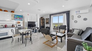 Un espacio habitable moderno con cocina, comedor y zona de estar.