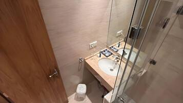 Een douche, een haardroger, handdoeken