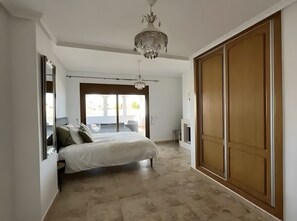 Tabla de planchar con plancha, wifi y ropa de cama 