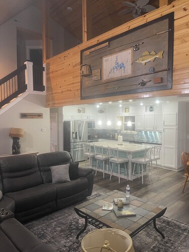 Large Spacious home with Awesome Lake Access public Boat ramp near by