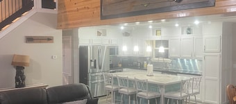 Large Spacious home with Awesome Lake Access public Boat ramp near by