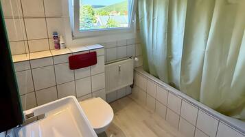 Een douche, handdoeken