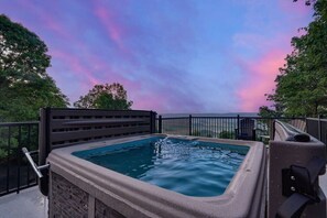 Ein Whirlpool mit Blick auf die Landschaft und Bäume.