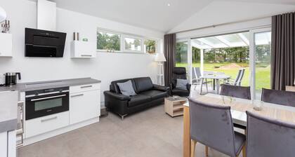 Ferienhaus 'Haus 21 am See' mit großem Grundstück, privater Terrasse, Garten und WLAN