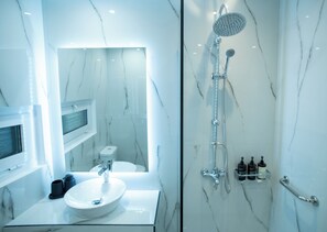 Superior Double Room, Balcony | Bathroom | Shower, hair dryer, towels, soap - Klitiou 7 Boutique Hotel (Athina)