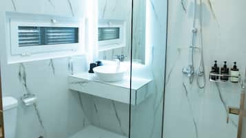 Superior Double Room | Bathroom | Shower, hair dryer, towels, soap