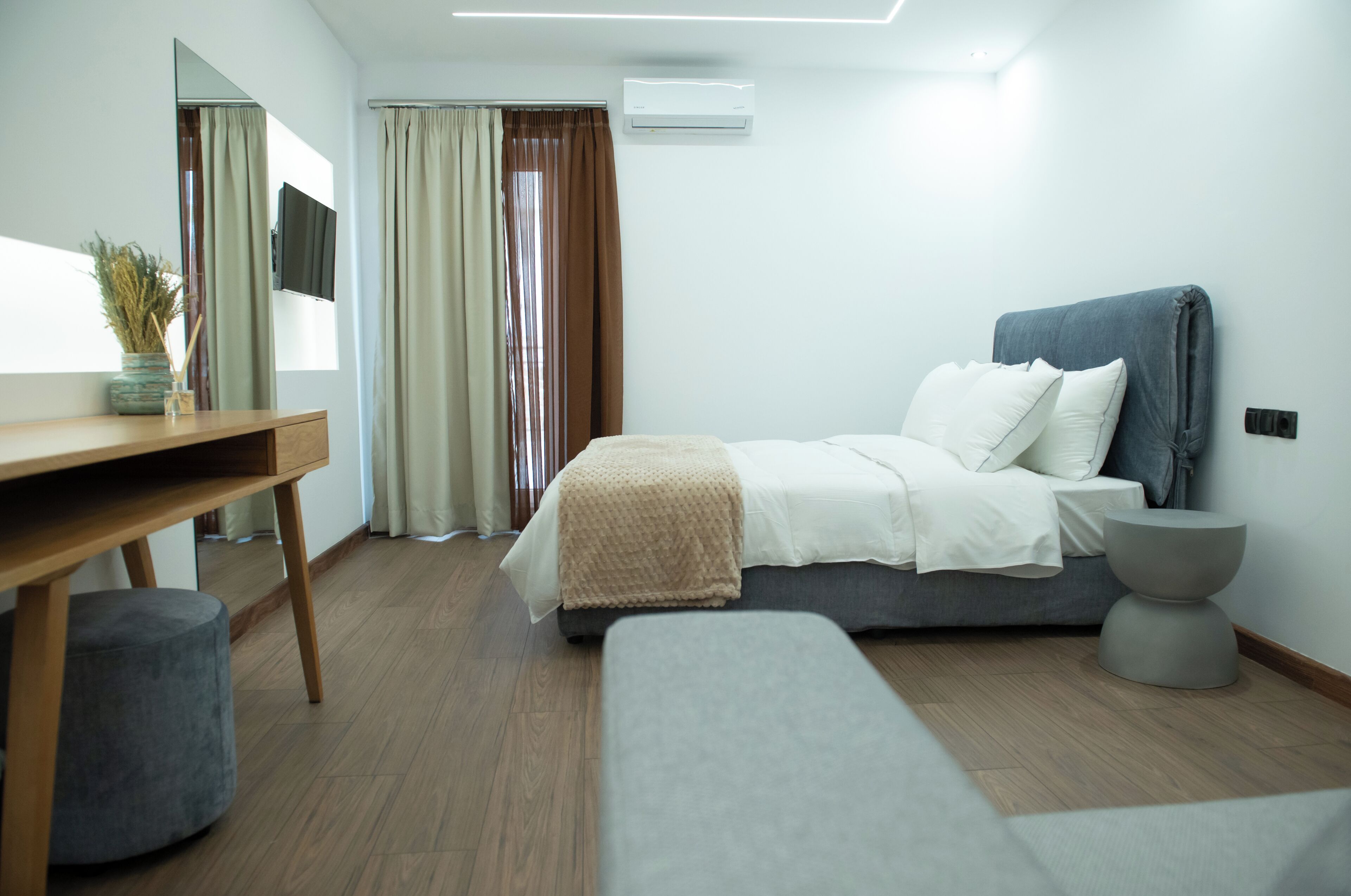 Deluxe-Vierbettzimmer, Balkon | Schreibtisch, laptopgeeigneter Arbeitsplatz, Verdunkelungsvorhänge