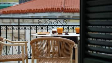 Habitación cuádruple Deluxe, balcón | Restaurante al aire libre