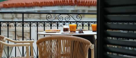 Deluxe Quadruple Room, Balcony | Outdoor dining