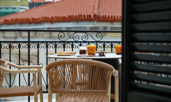 Deluxe Quadruple Room, Balcony | Outdoor dining - Klitiou 7 Boutique Hotel (Athina)