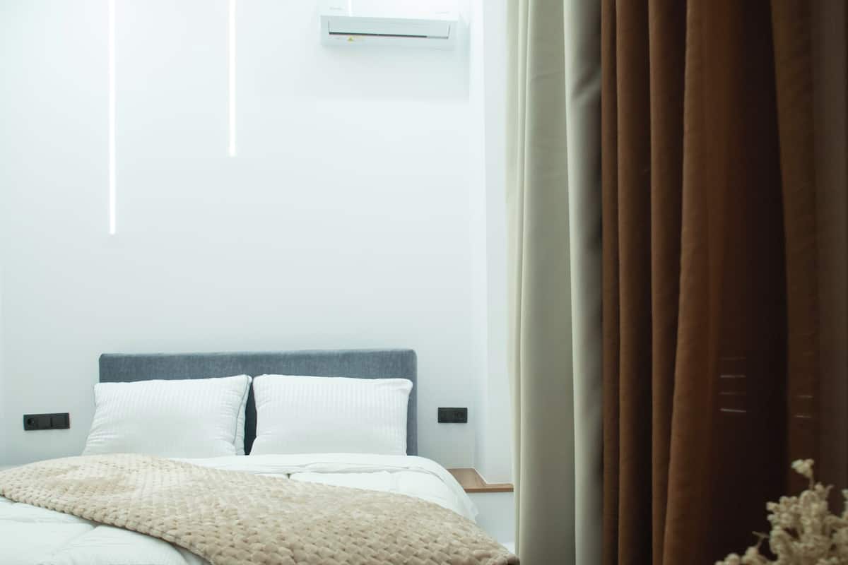 Basic Double Room, Balcony | Desk, laptop workspace, blackout drapes, iron/ironing board