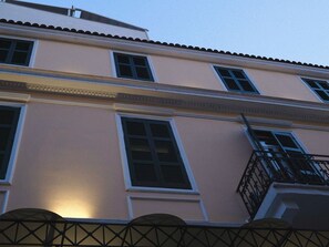 Un immeuble à plusieurs étages, doté d’un toit plat et d’un balcon orné d’une balustrade en fer forgé.