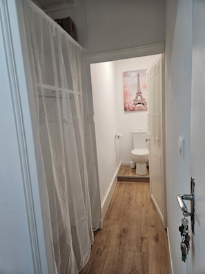 Een douche, een haardroger, handdoeken, zeep