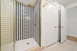 Ein modernes Badezimmer mit Dusche, Toilette und Waschbecken.