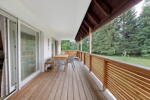 Outdoor dining - Apartment Haus Schöne Aussicht with Mountain View and Private Terrace (Bernau im Schwarzwald)