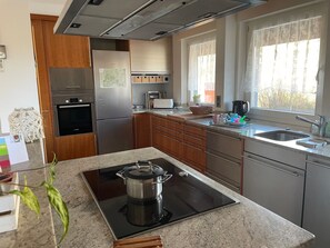 Frigorifero, microonde, forno, piano cottura