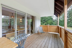 Outdoor dining - Apartment Haus Schöne Aussicht with Mountain View and Private Terrace (Bernau im Schwarzwald)