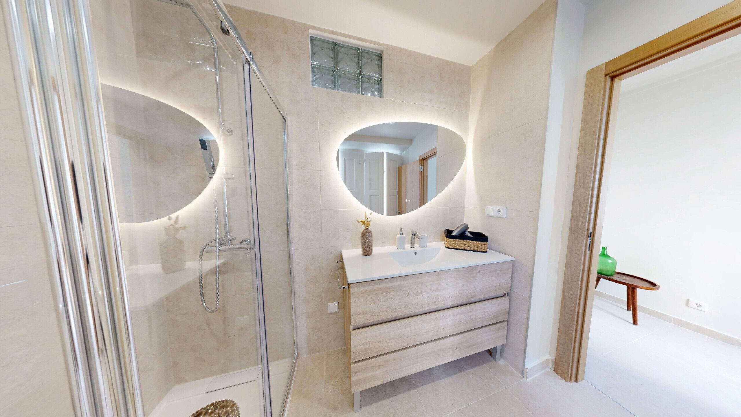Shower, bidet, towels