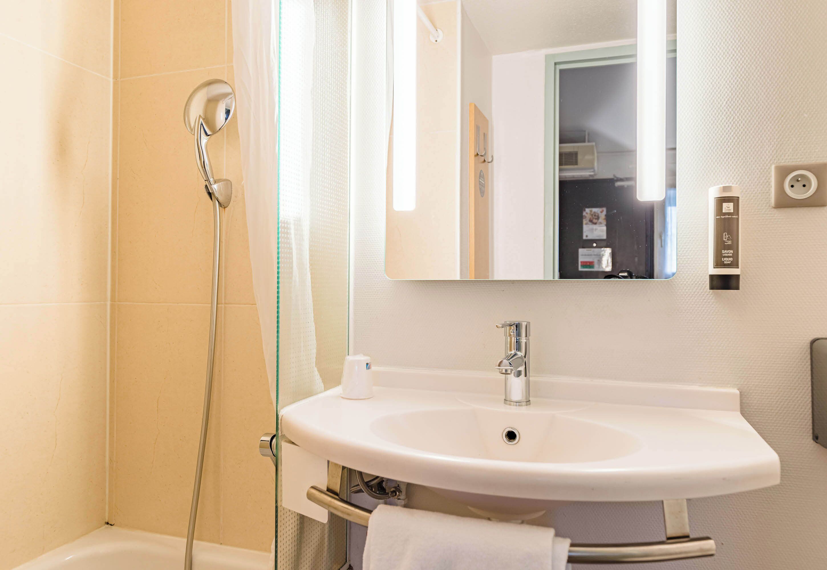 Douche, serviettes fournies, savon, shampoing