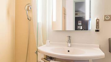 Douche, serviettes fournies, savon, shampoing
