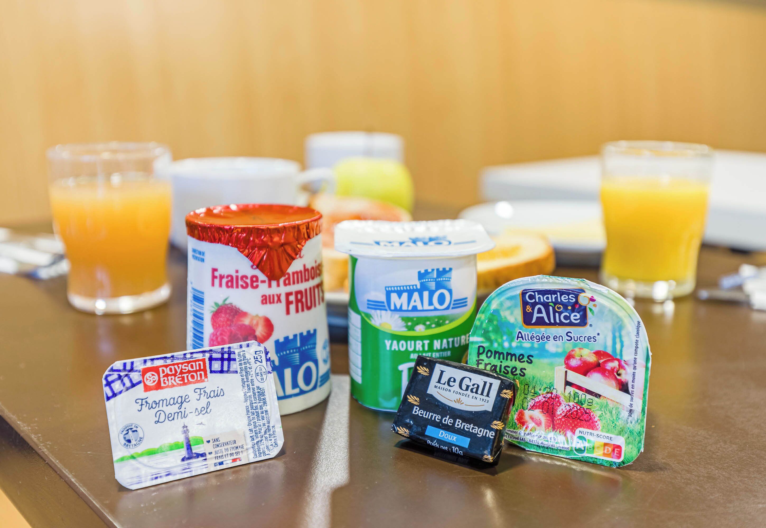 Un ricco buffet della colazione con latticini e succhi di frutta.