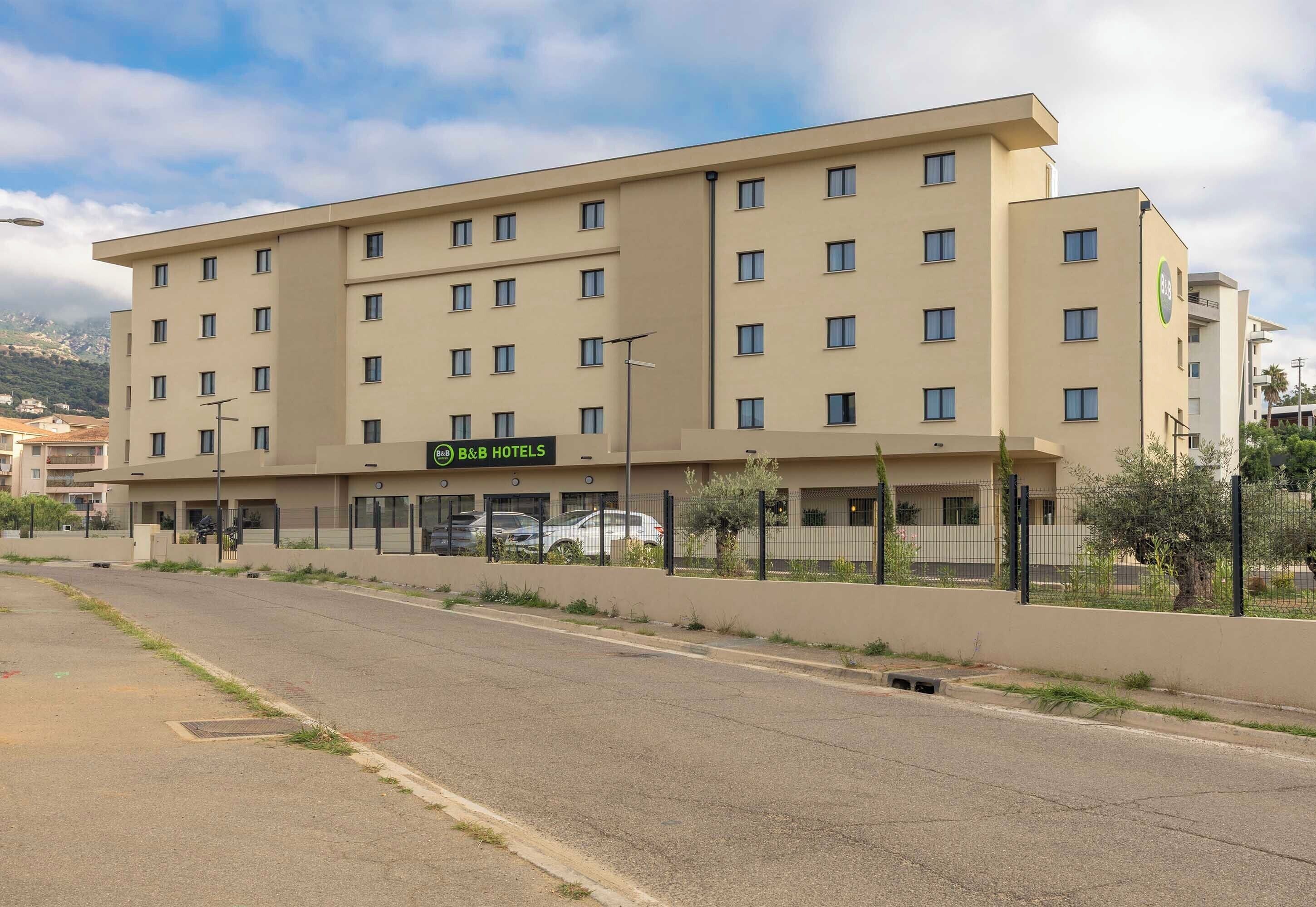 Un hôtel à plusieurs étages, doté d’une façade sobre, de nombreuses fenêtres et d’une enseigne indiquant qu’il s’agit d’un hôtel de la chaîne B&B Hotels.