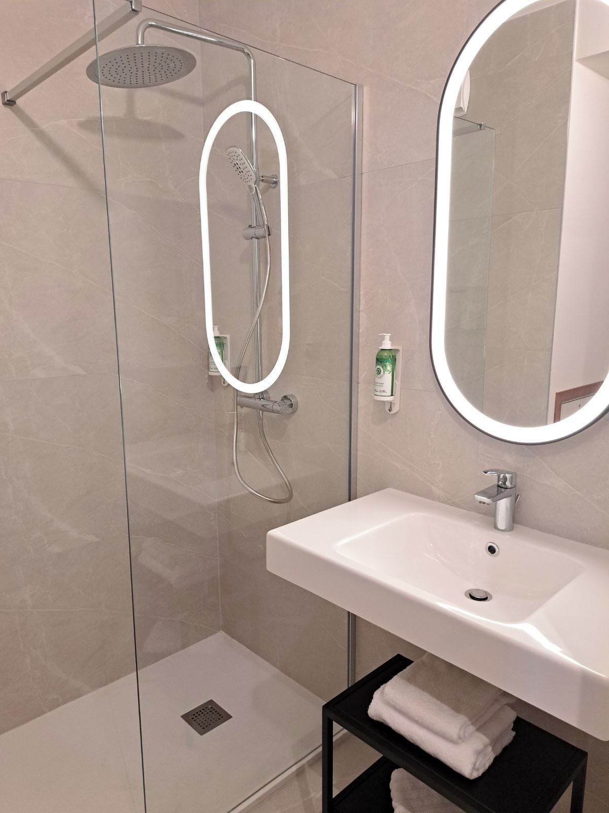Dusche, Handtücher, Seife, Shampoo
