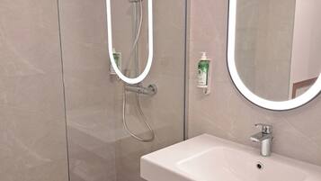 Dusche, Handtücher, Seife, Shampoo