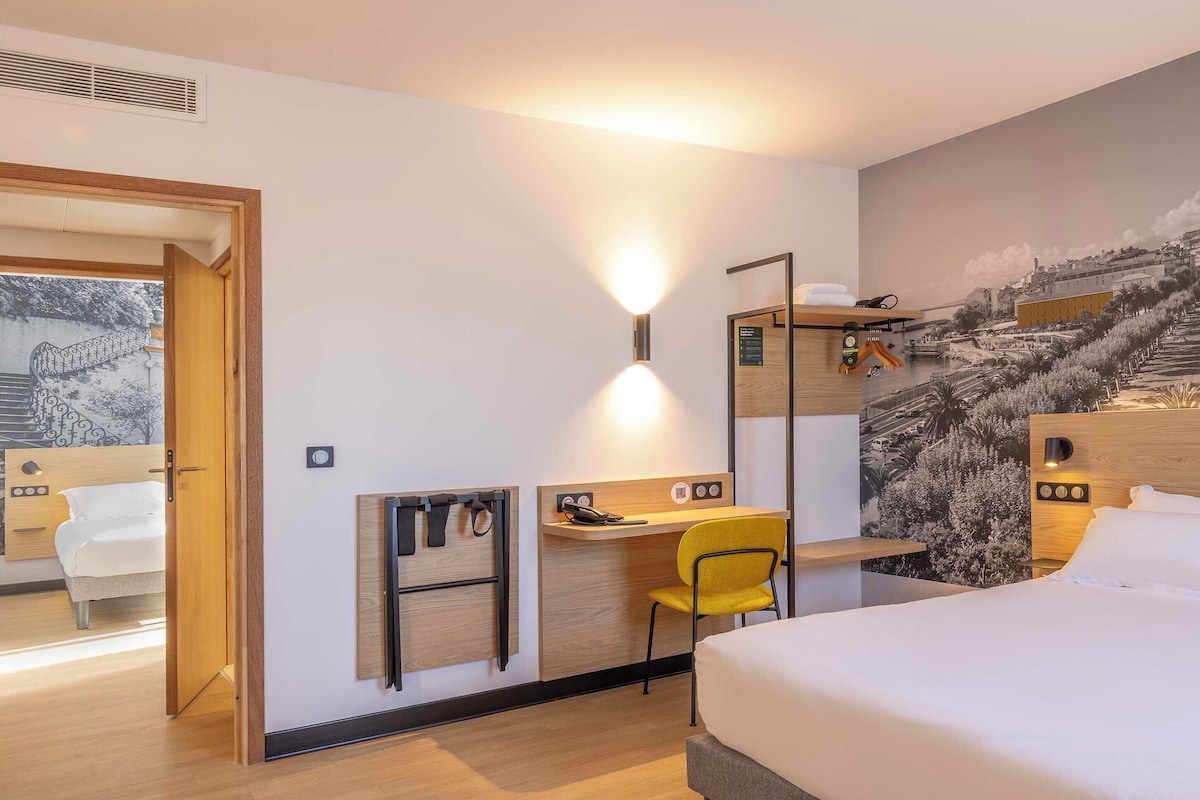 Quadruple Room, Accessible, Non Smoking | WiFi (free), bed sheets