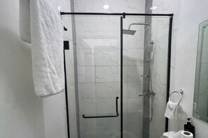 Een douche, een bidet, handdoeken, zeep