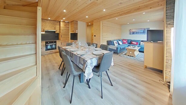 Un interior de madera con comedor, cocina y sala de estar.