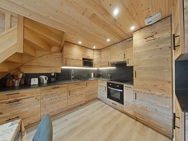 Wasserkocher mit Kaffee-/Teezubehör, Kühlschrank, Mikrowelle, Ofen