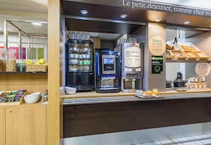 Café da manhã com buffet todos os dias mediante uma taxa