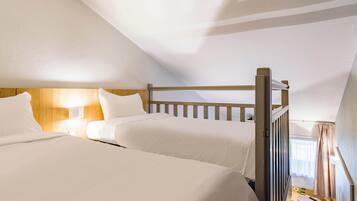 Een bureau, gratis wifi, beddengoed