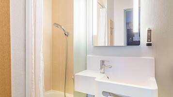 Een douche, handdoeken, zeep, shampoo