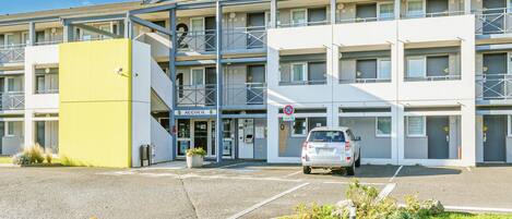 Un hôtel de type « bed and breakfast » au design moderne, avec plusieurs étages et un parking.