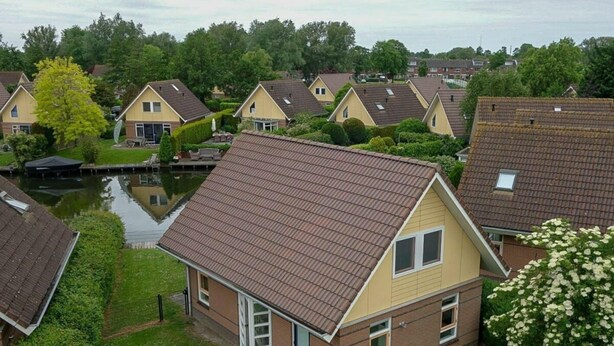 Zona residencial con casas, un canal y zonas verdes.