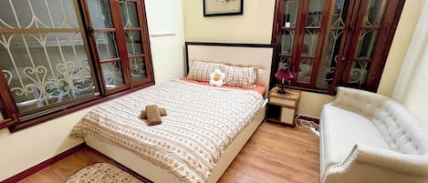 Habitación doble estándar, balcón | Escritorio, tabla de planchar con plancha y wifi gratis
