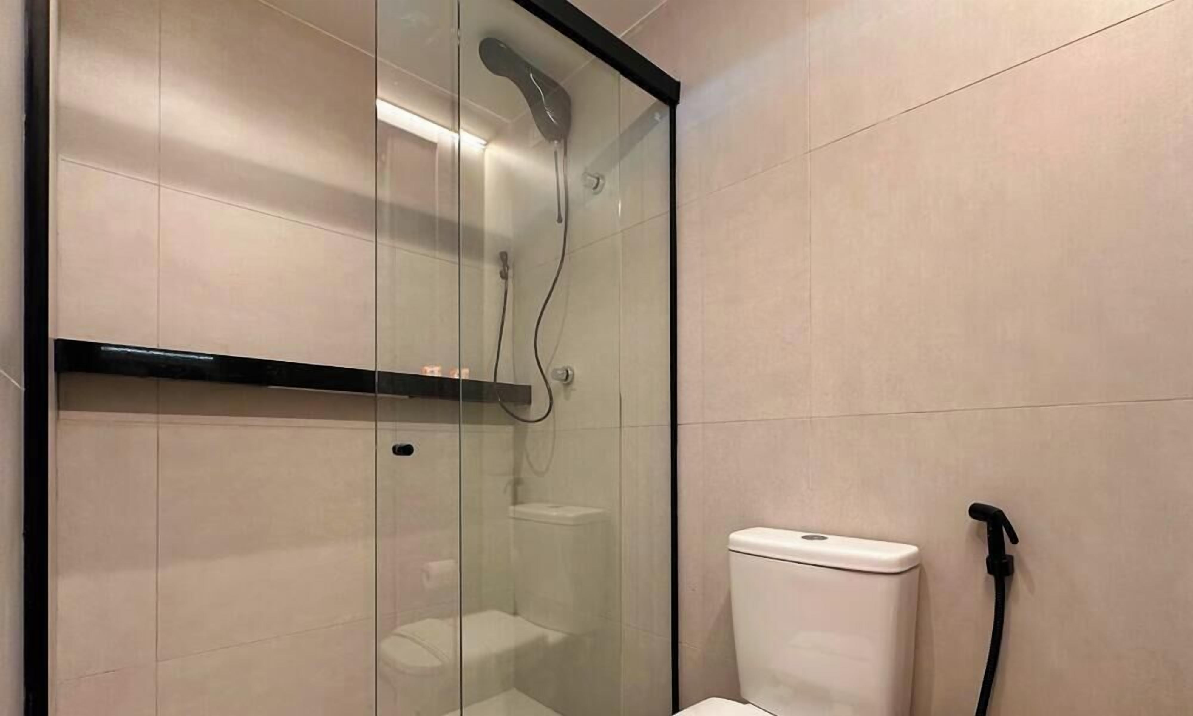 Basic Apartment | Bathroom | Free toiletries, soap, shampoo, toilet paper