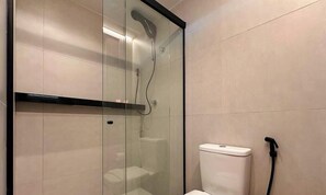 Basic-Apartment | Badezimmer | Kostenlose Toilettenartikel, Seife, Shampoo, Toilettenpapier