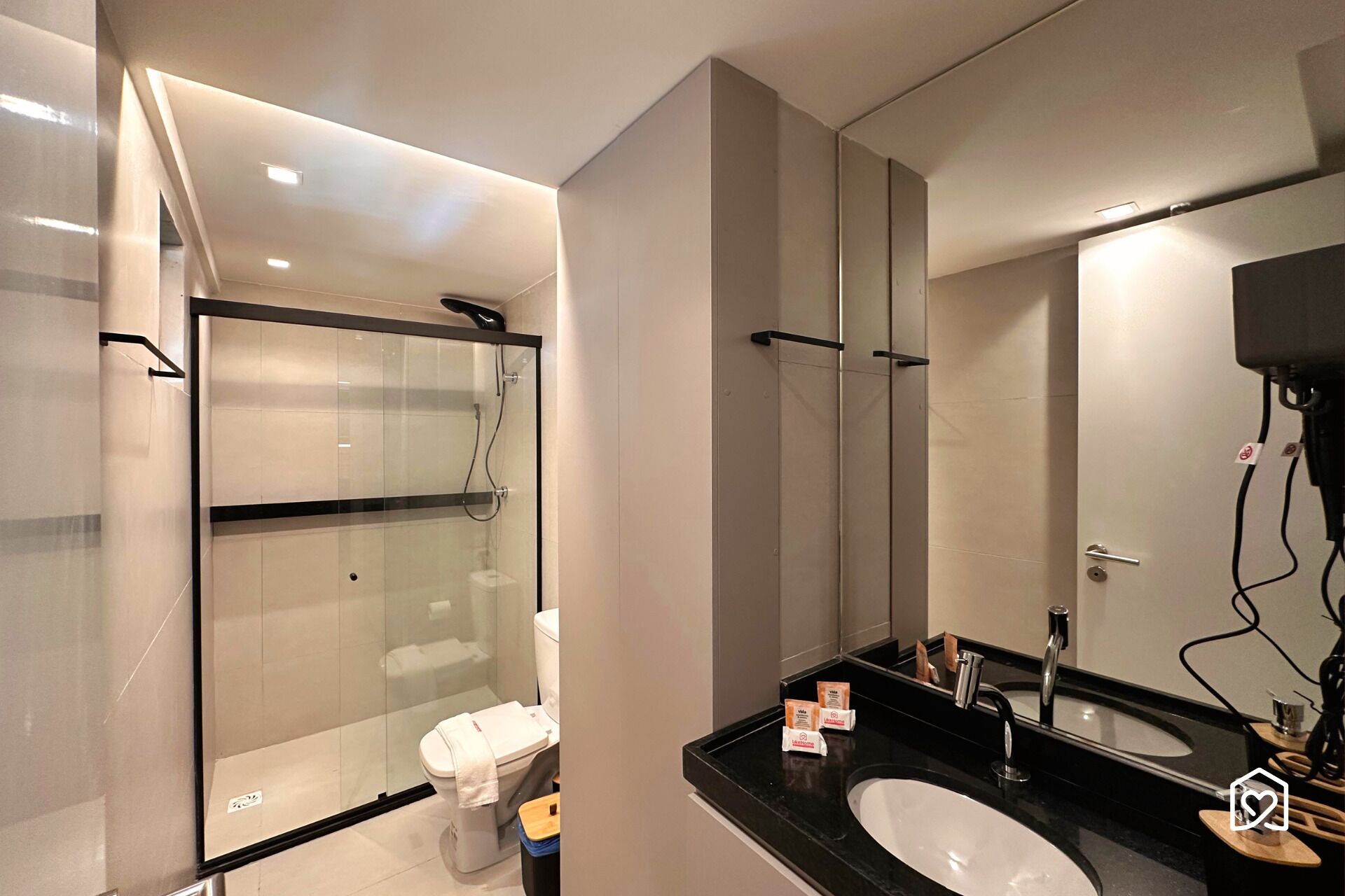 Basic Apartment | Bathroom | Free toiletries, soap, shampoo, toilet paper