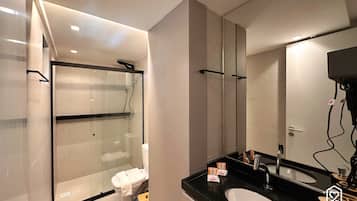 Apartamento básico | Banheiro | Produtos de toalete grátis, sabonete, shampoo, papel higiênico