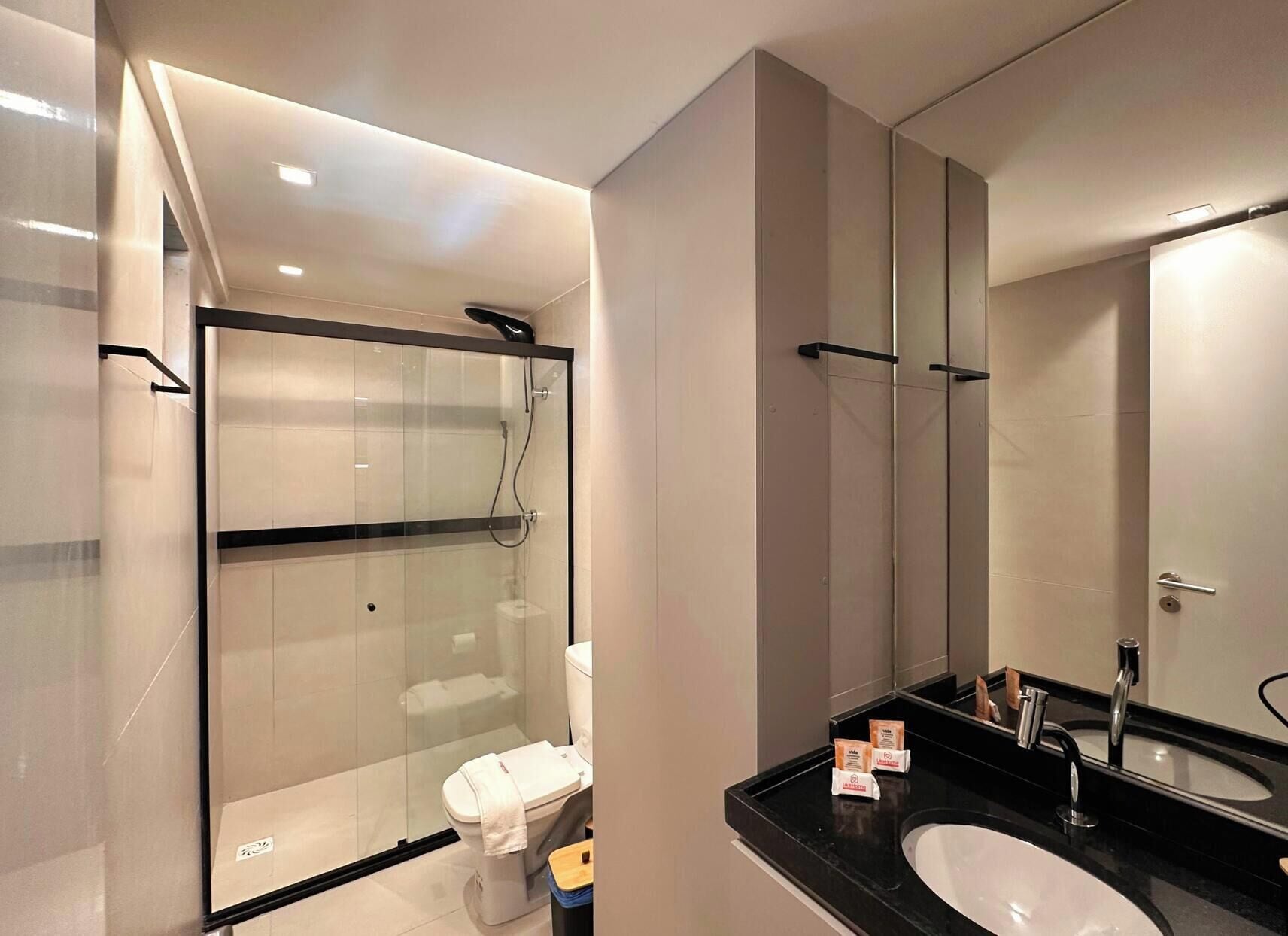 Apartamento básico | Banheiro | Produtos de toalete grátis, sabonete, shampoo, papel higiênico