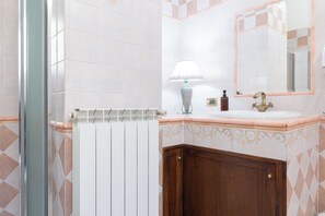 Bruser, hårtørrer, bidet, håndklæder